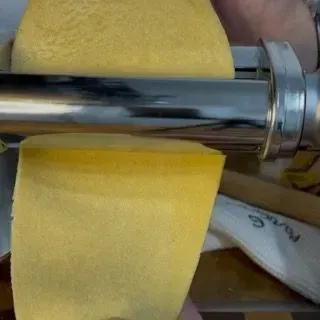 Macchina per la pasta che tira una sfoglia sottile