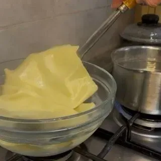 Schiumarola che trasferisce la pasta cotta in una ciotola con acqua e ghiaccio