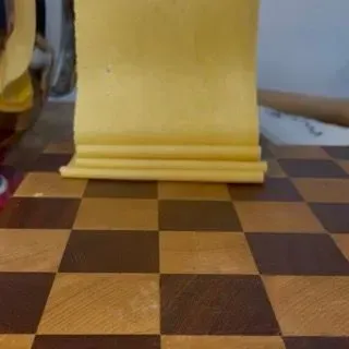 Pieghe sulla sfoglia per rinforzare l'impasto della lasagna