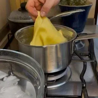 Sfoglie di pasta cotte per 30 secondi in acqua bollente