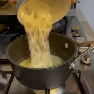 Farina aggiunta tutta in una volta al burro fuso