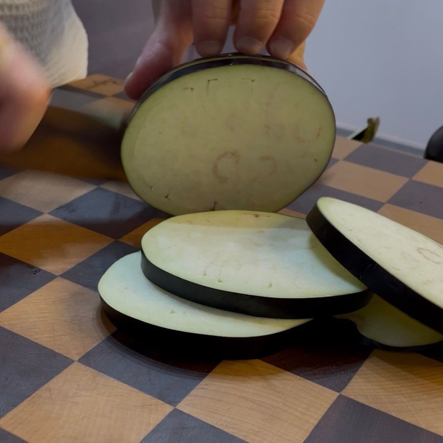 Le fette di melanzana pronte per il taglio successivo.