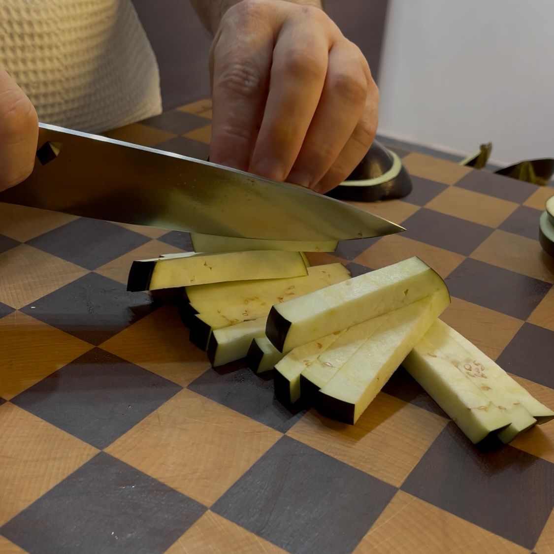 Fette di melanzane tagliate a bastoncini (stick)