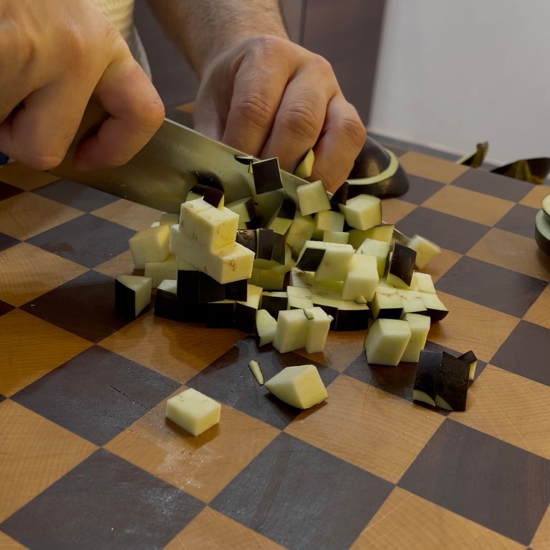 I bastoncini di melanzane vengono tagliati a cubetti