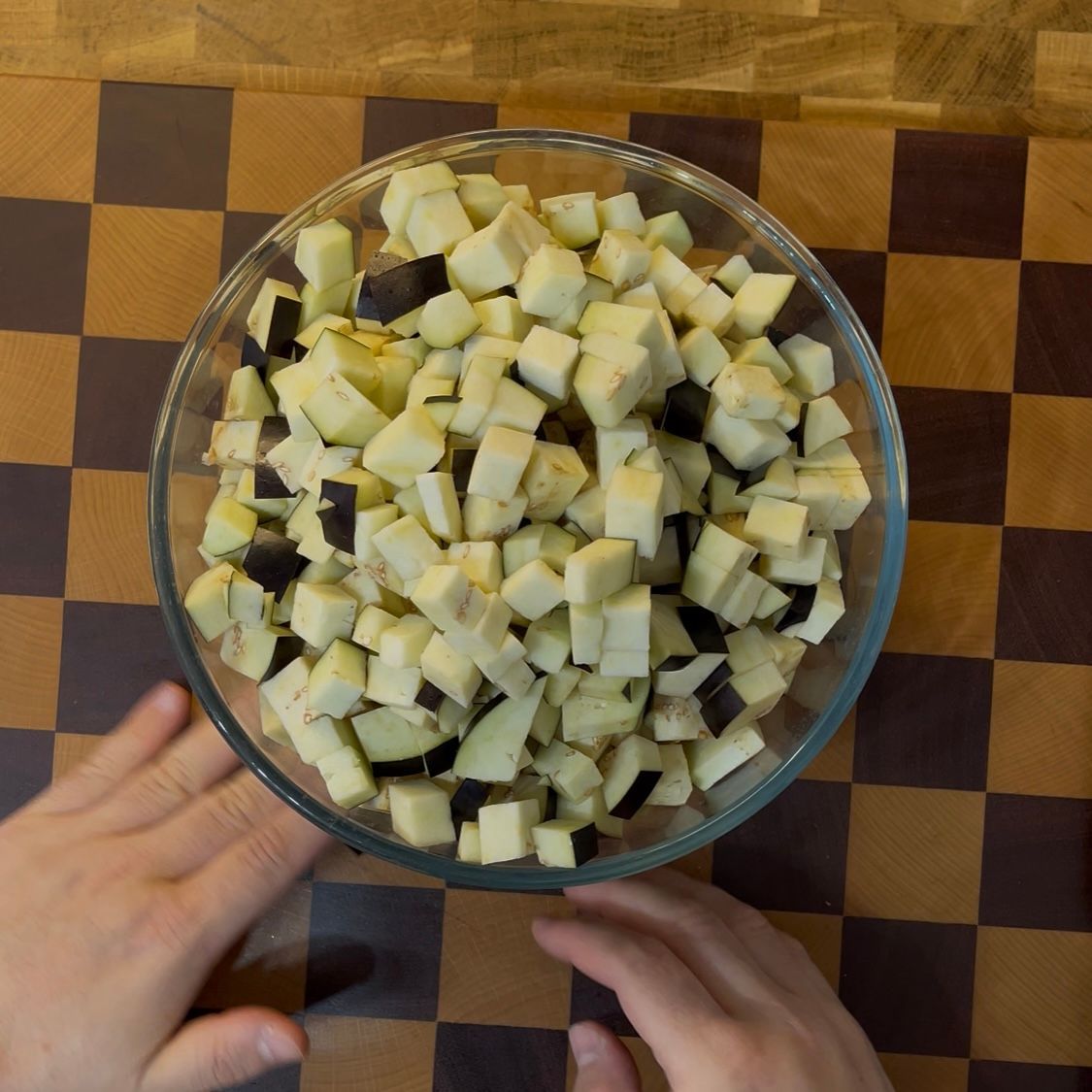 Cubetti di melanzana da mezzo centimetro pronti per la cottura