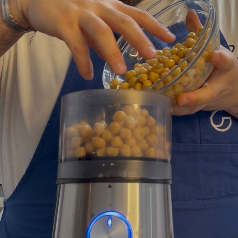 Ceci scolati, olio, limone, sale, pepe e spezie in un mixer