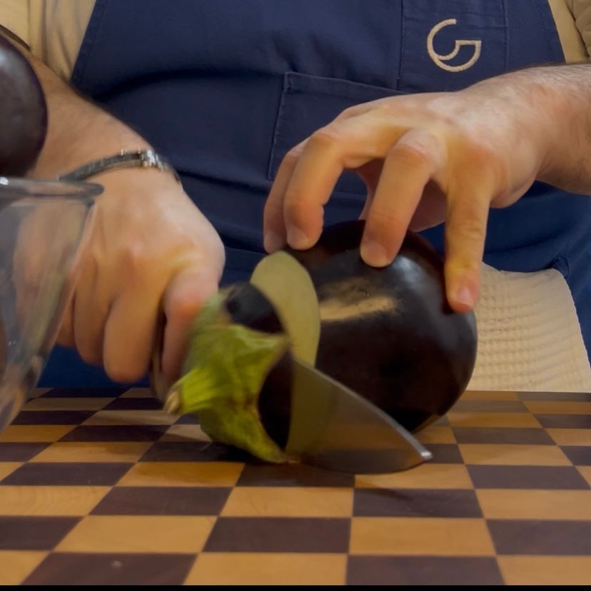 Coltello che taglia le melanzane a fette spesse e regolari