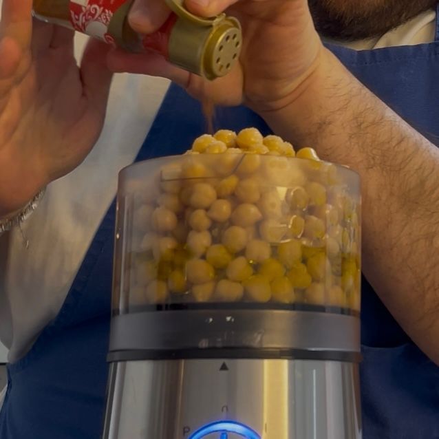 Ingredienti per l'hummus di ceci pronti per essere frullati