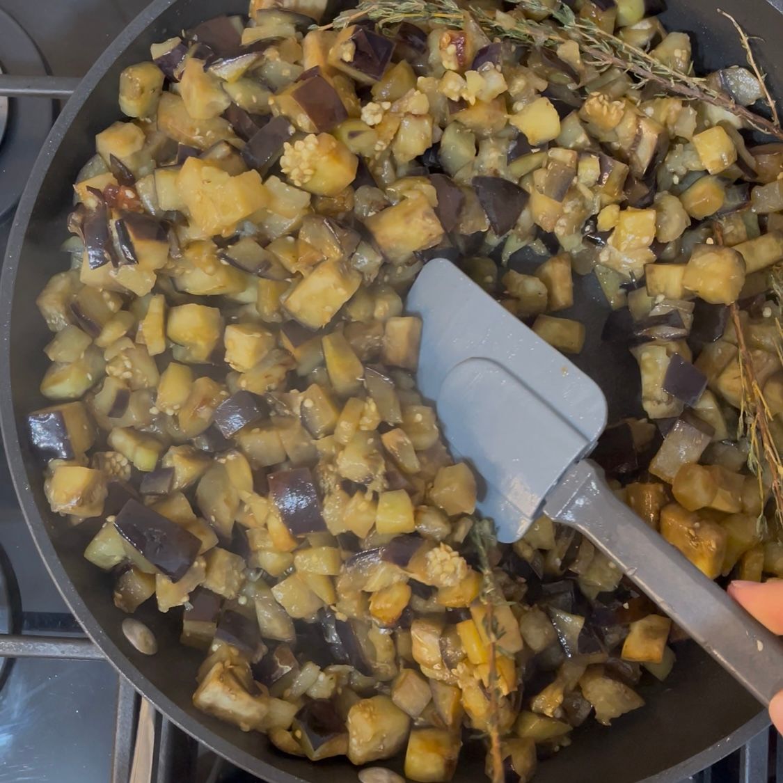 Melanzane saltate, cotte e saporite, pronte per la farcitura