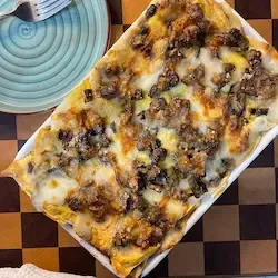 La teglia di lasagne che riposa per 15 minuti prima del taglio