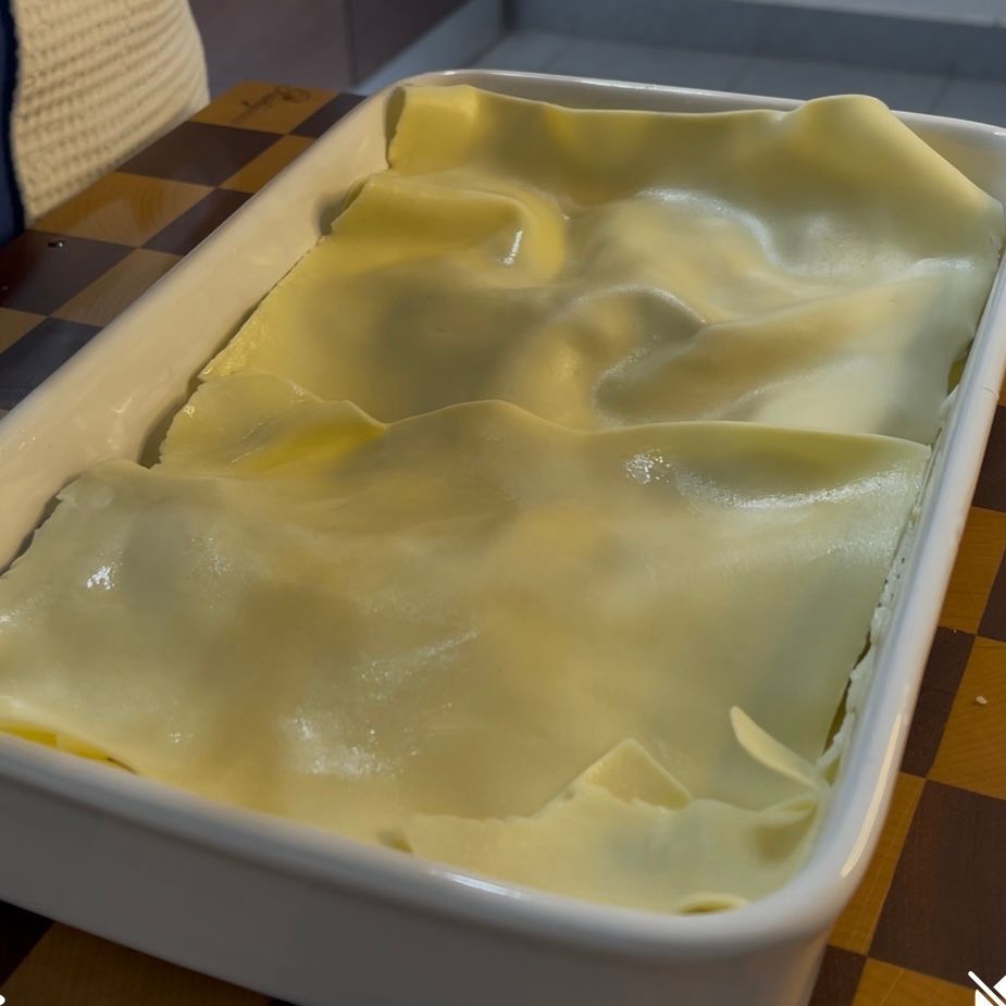 Velo di besciamella sul fondo di una teglia 35x25cm