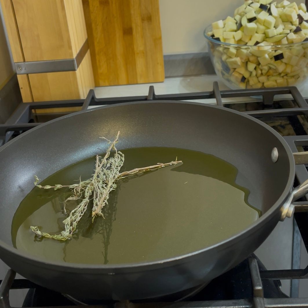 Fondo di olio, aglio e timo in una padella capiente,