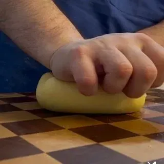 L'impasto diventa liscio e omogeneo sul piano di lavoro