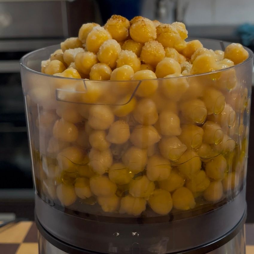 Ingredienti per l'hummus di ceci pronti per essere frullati