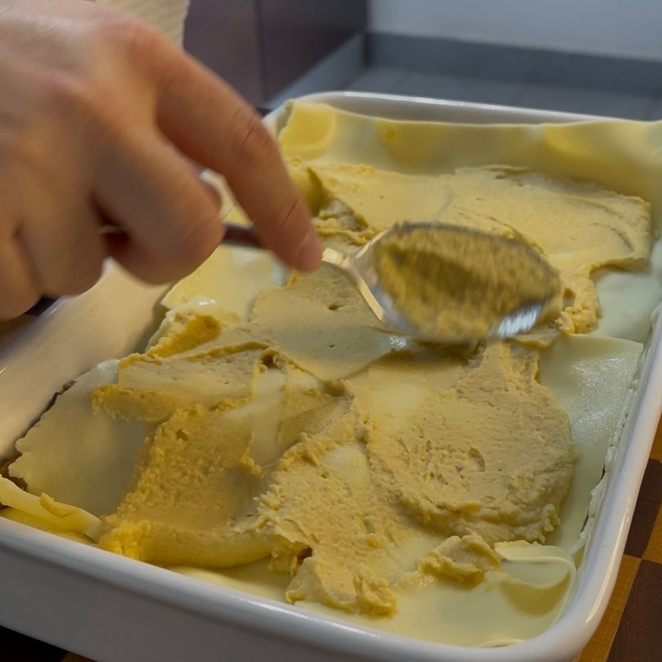 hummus di ceci spalmato uniformemente sulla pasta