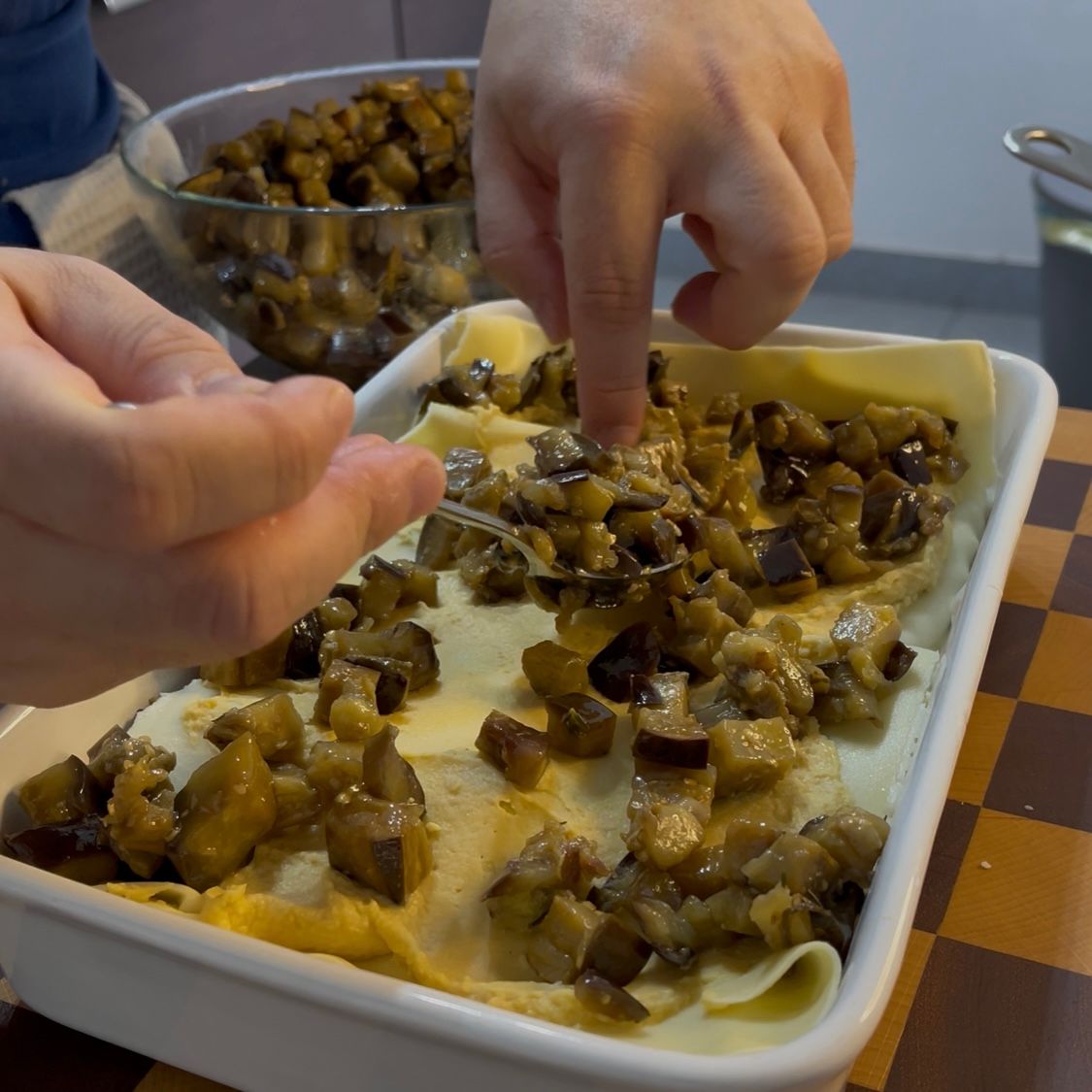 Strato di melanzane a cubetti distribuite sull'hummus