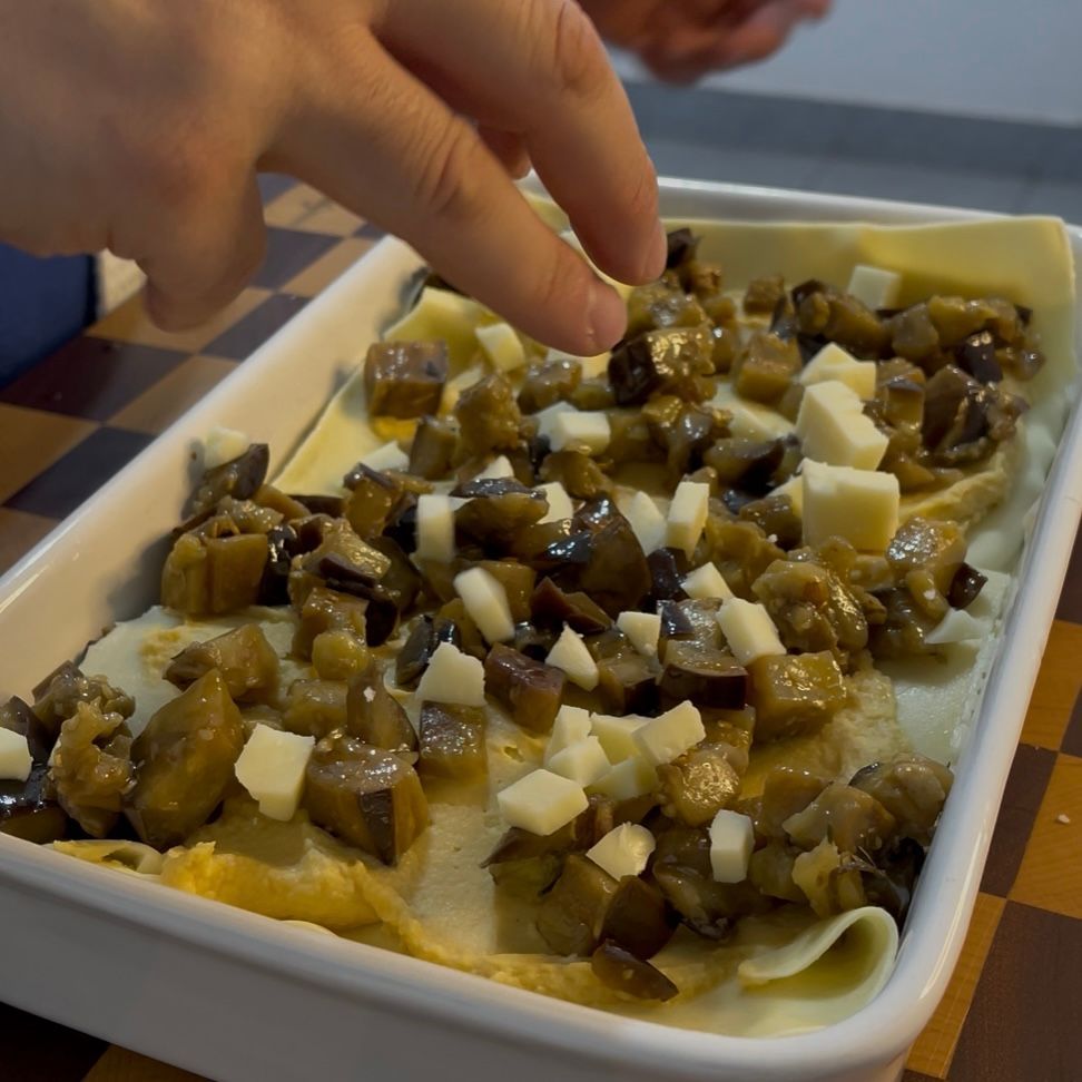 Cubetti di scamorza (o mozzarella) sparsi sul condimento.