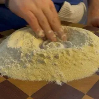 Fontana di farina con uova e olio al centro