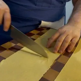 Rotella tagliapasta che ricava i rettangoli per le lasagne