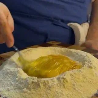 L'impasto per la pasta fresca che inizia a formarsi