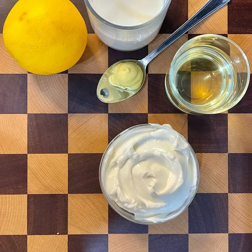 Emulsione della maionese vegana con minipimer per ottenere una consistenza soda in pochi secondi.