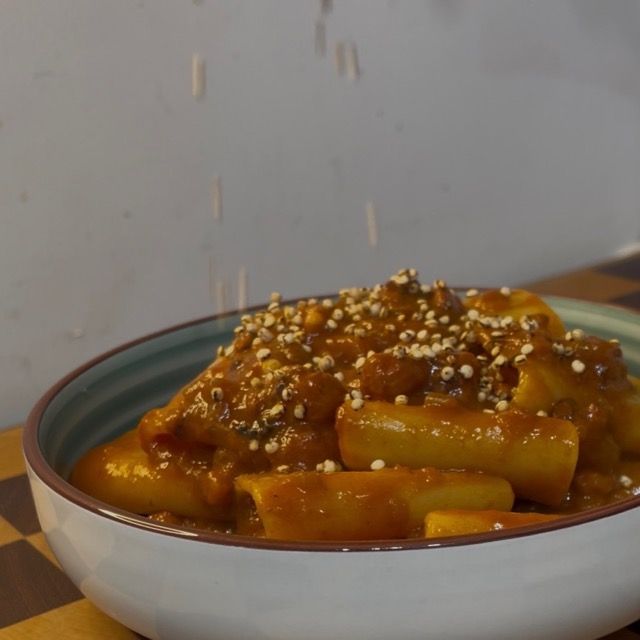 Piatto finito di paccheri al ragù di polpo con quinoa croccante di Pastigioca.