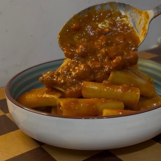 Decorazione finale del piatto con abbondante quinoa croccante.