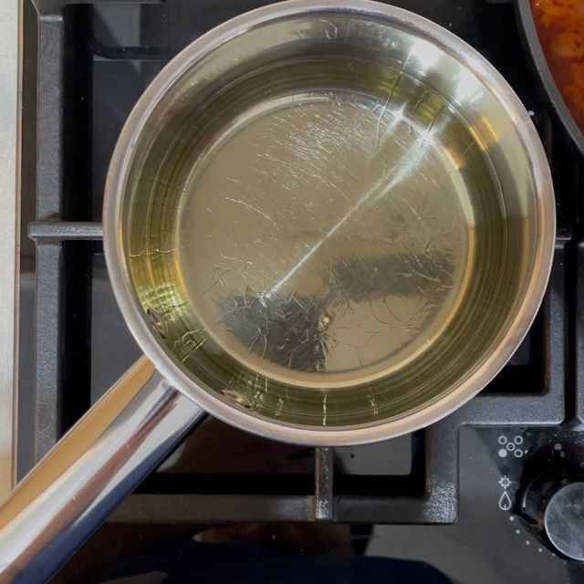 Frittura della quinoa soffiata in olio di arachidi a 165 gradi.