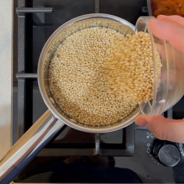 Quinoa croccante scolata su carta assorbente per eliminare l'olio.