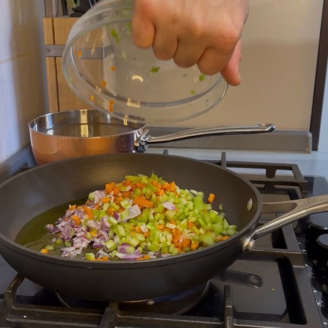 Cottura della base aromatica per il ragù di polpo pugliese.