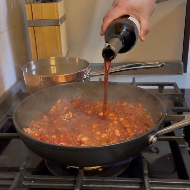 Sfumata con vino rosso sul ragù di pesce per una nota aromatica intensa.