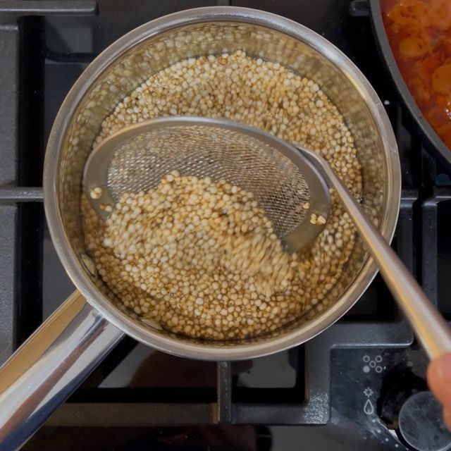 Dettaglio della quinoa croccante dorata per decorare i paccheri.