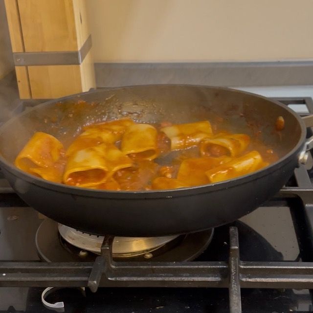 Mantecatura dei paccheri nel tegame con il sugo di polpo.