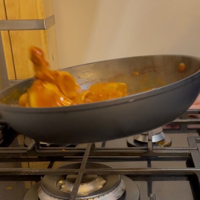 Paccheri saltati nel ragù di pesce per amalgamare i sapori.