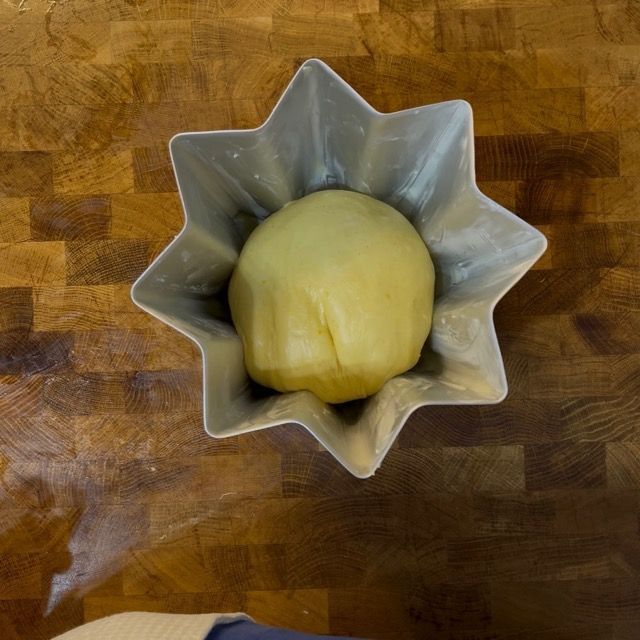 Impasto inserito nello stampo da pandoro imburrato