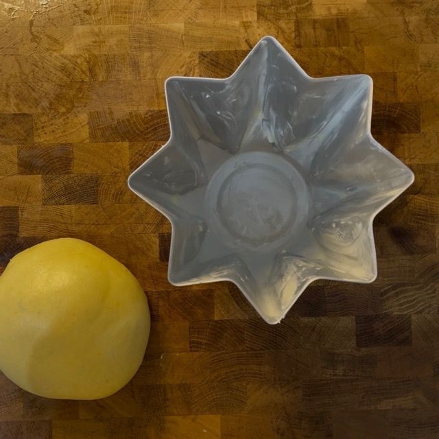 Mani che strizzano il fondo dell'impasto per sigillarlo.