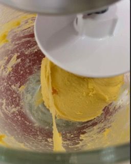 Un primo piano di un mixer con una sostanza gialla al suo interno