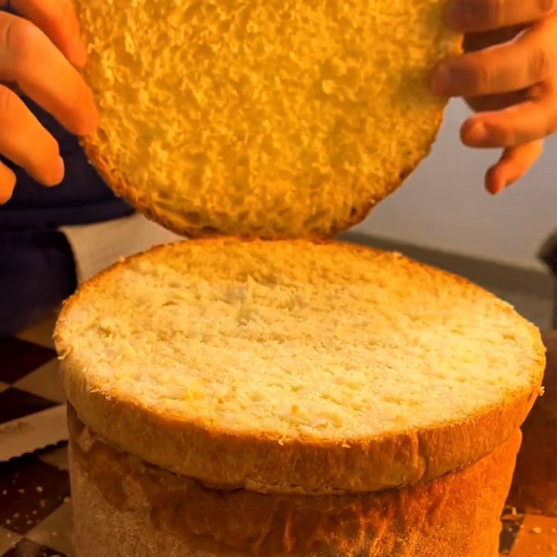Panettone gastronomico stabilizzato, pronto per essere tagliato a fette e farcito.