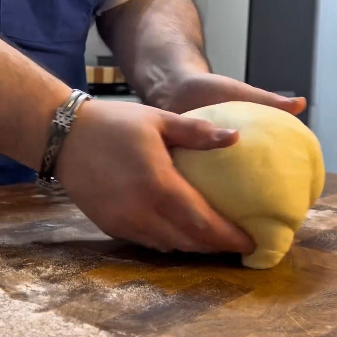 Arrotolamento finale dell'impasto con piegatura dei bordi, formando la palla.