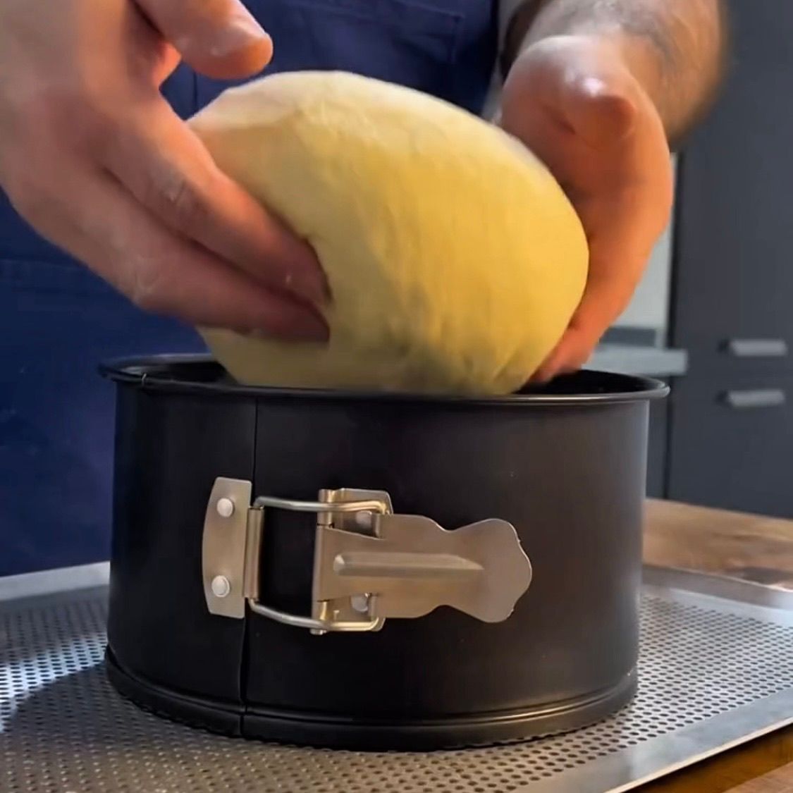 Panetto nello stampo alto da panettone (750g), pronto per l'ultima lievitazione.