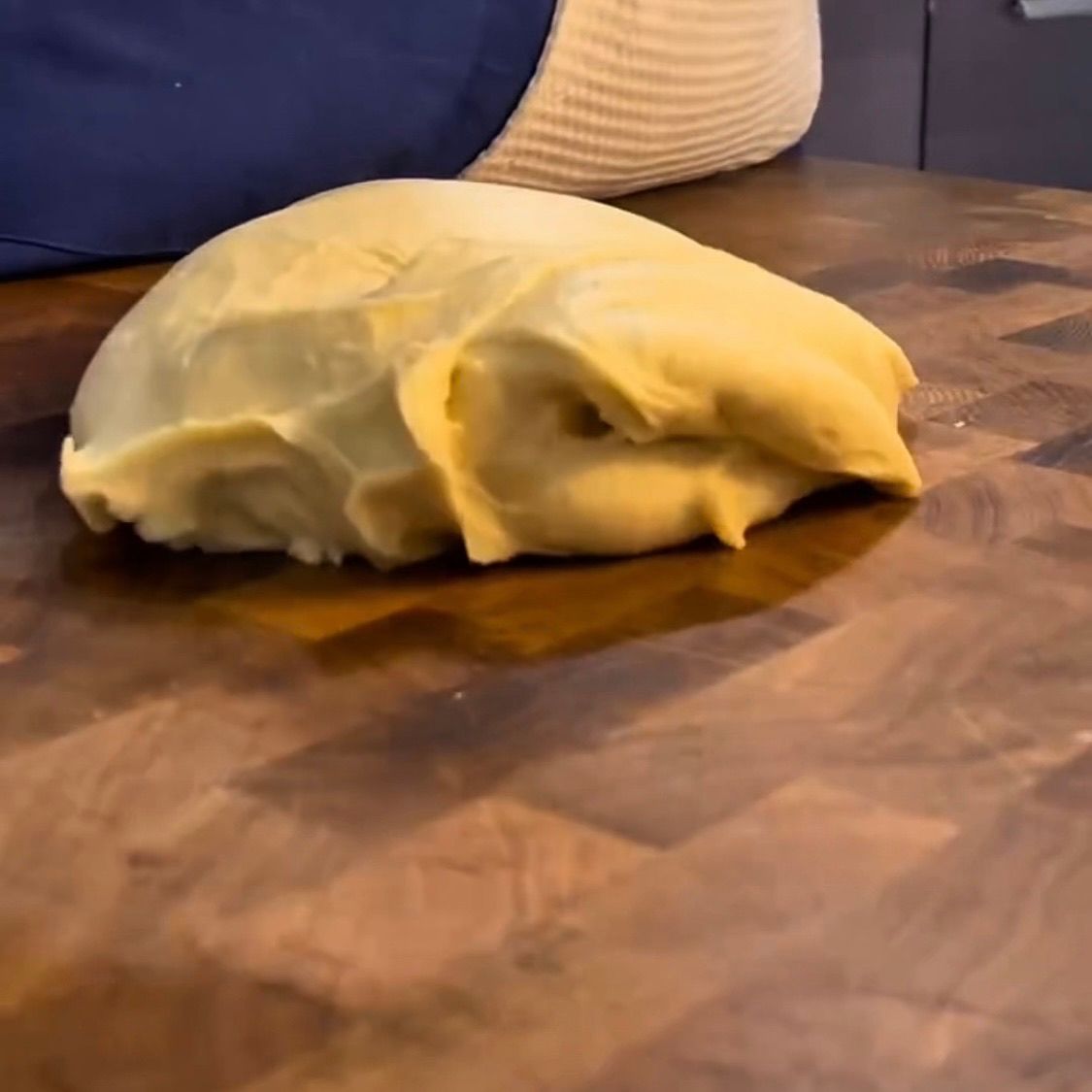 Impasto pronto trasferito sul piano leggermente imburrato.