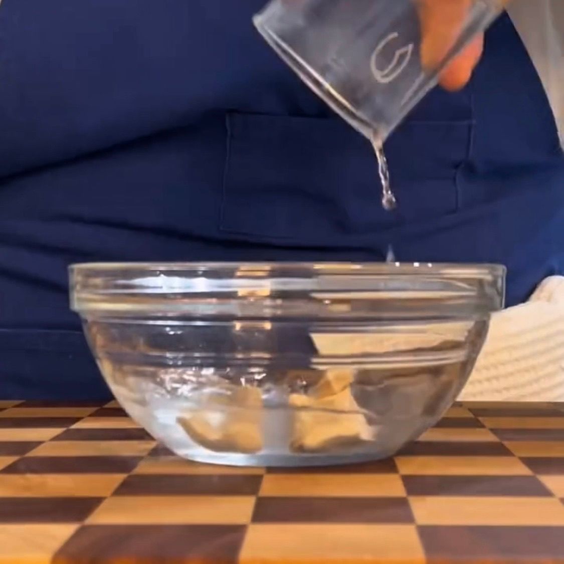 Farina, lievito e acqua miscelati in una ciotolina per la preparazione del lievitino.