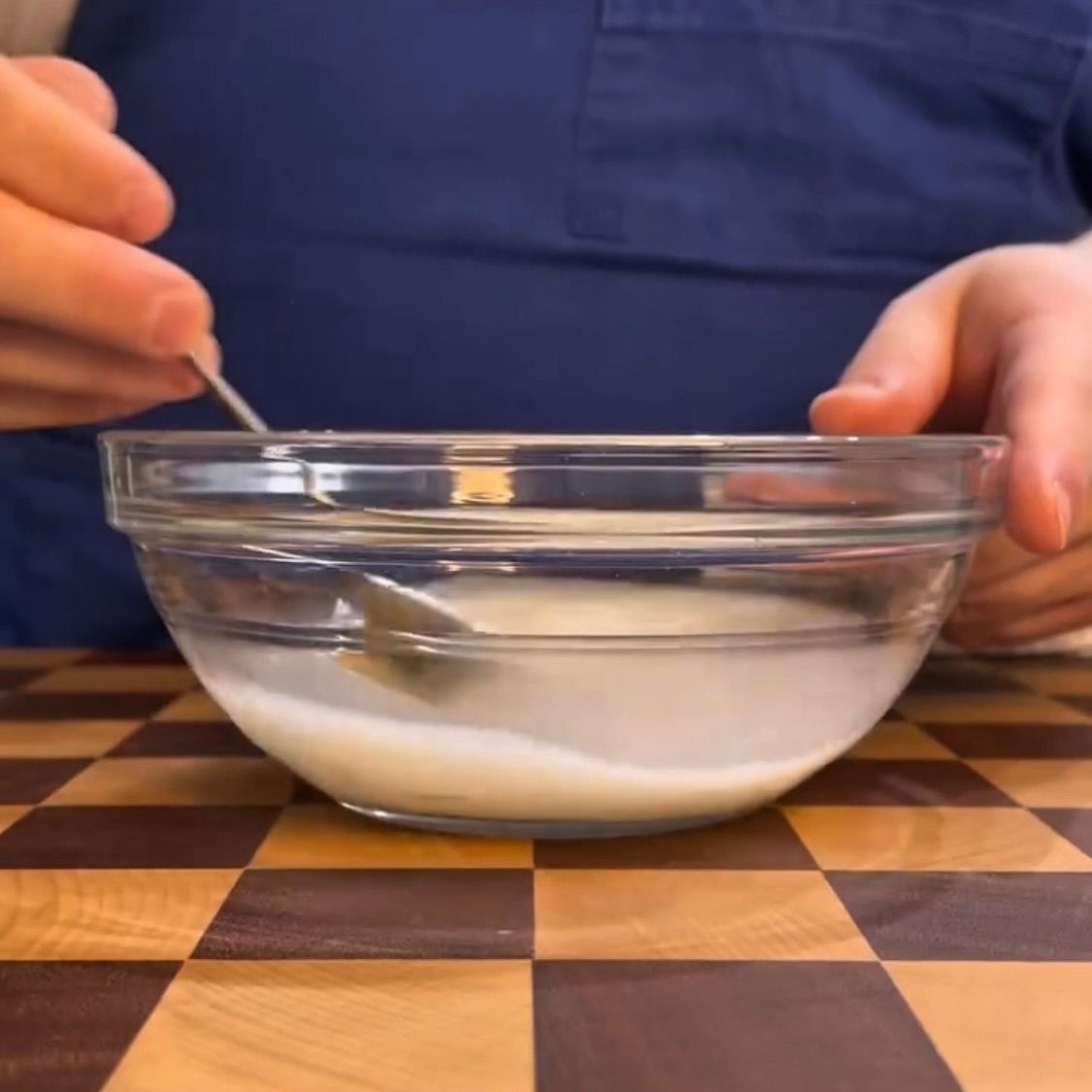 Impasto veloce del lievitino a mano, formando un panetto grezzo.