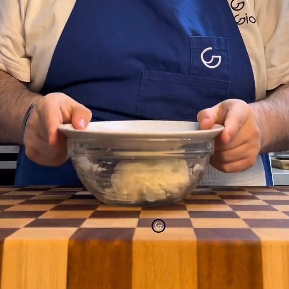 Lievitino coperto con pellicola, pronto per la prima lievitazione di un’ora.