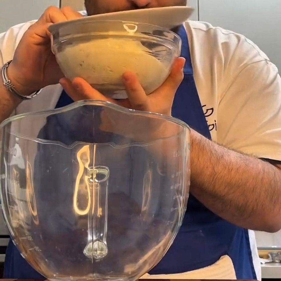 Farine, lievitino e uova nella ciotola della planetaria, pronti per essere impastati