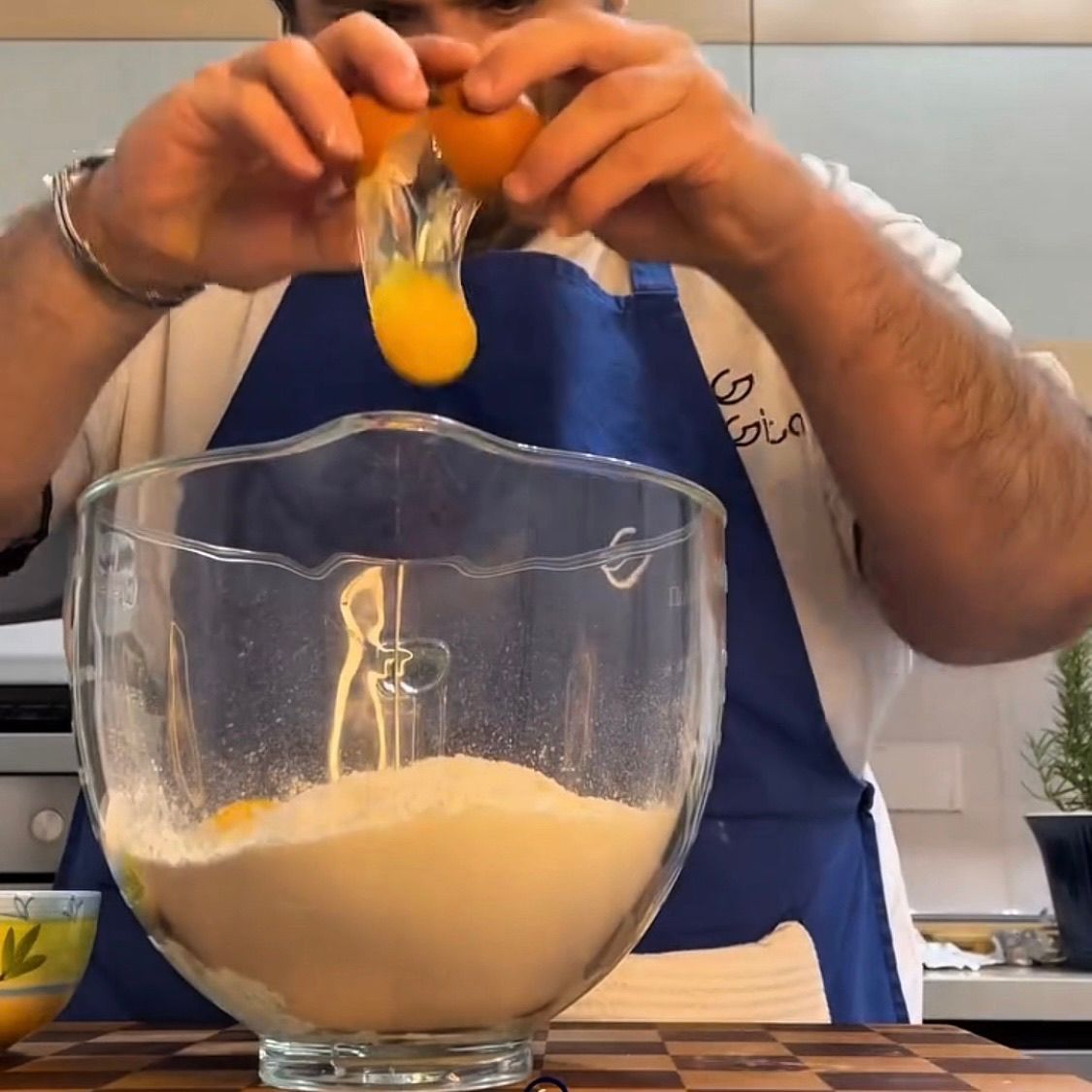 Gancio della planetaria che lavora gli ingredienti secchi e la biga.