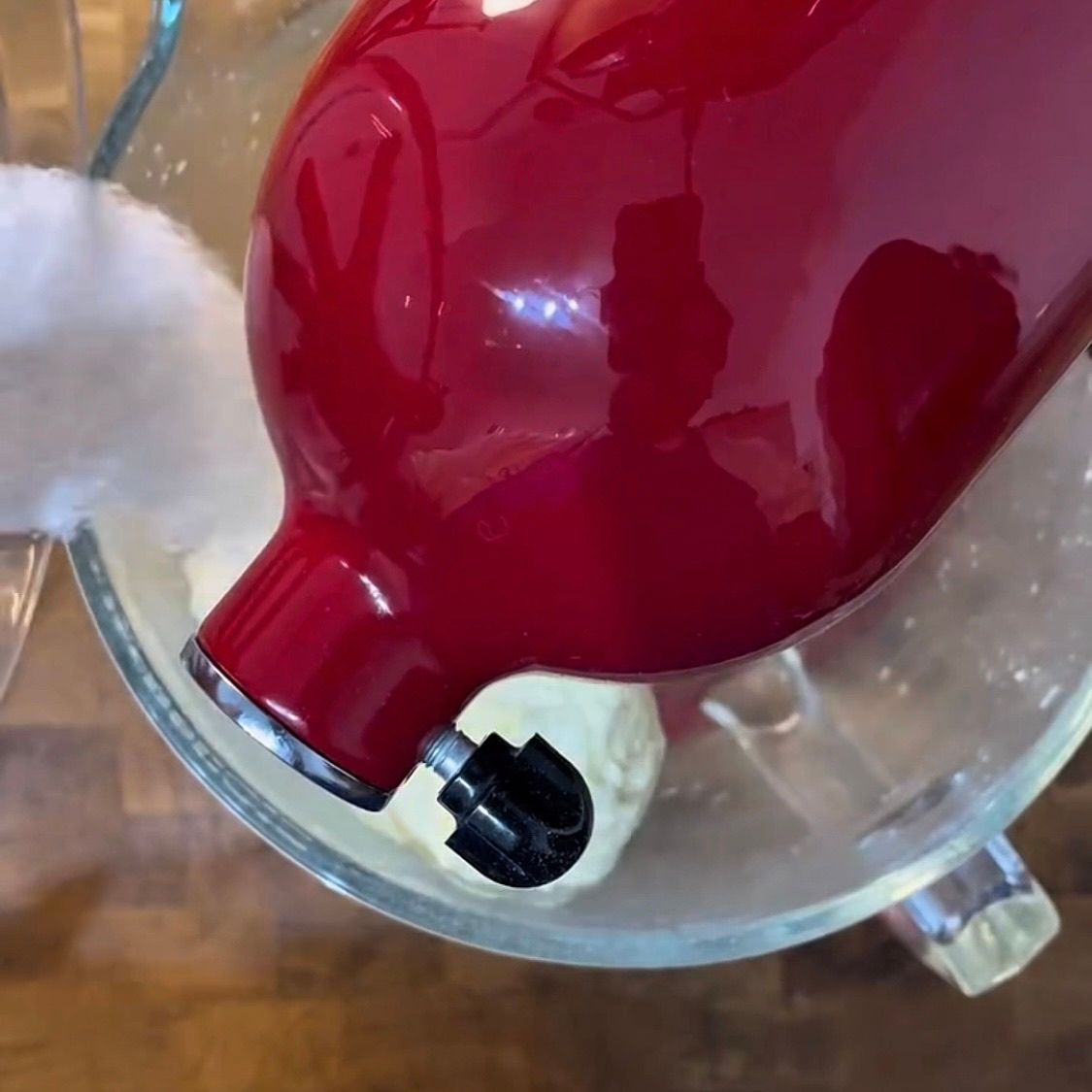 Impasto base che inizia a compattarsi prima dell'aggiunta dei correttori.