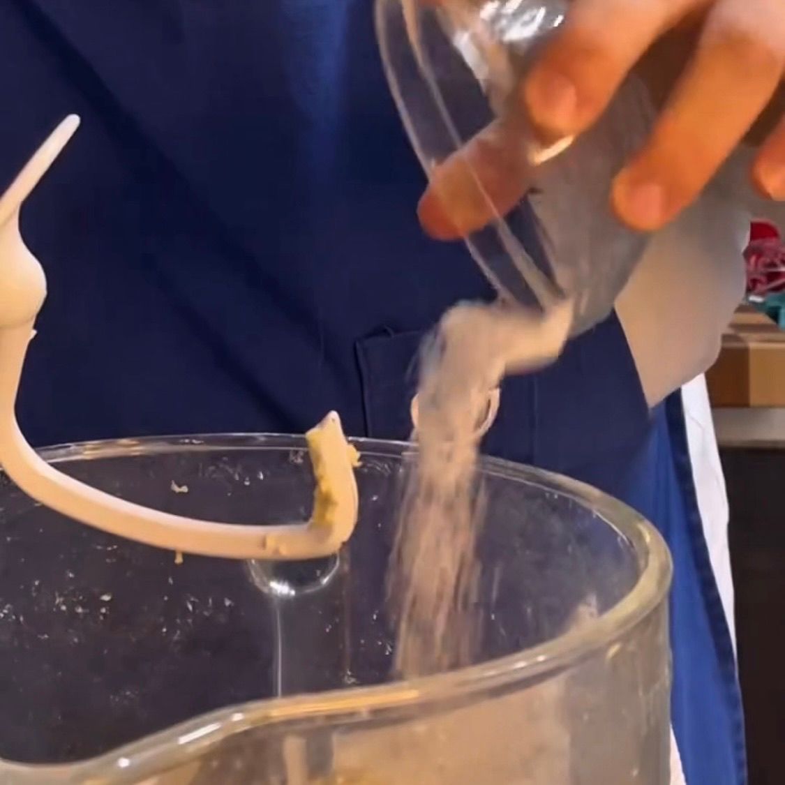 Sale e miele aggiunti all'impasto in planetaria.