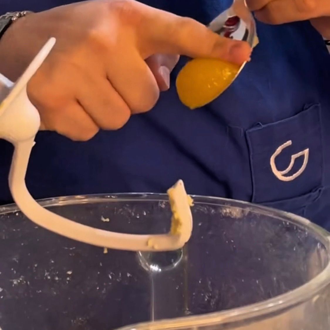 Impasto liscio e compatto dopo l'assorbimento del sale e del miele.