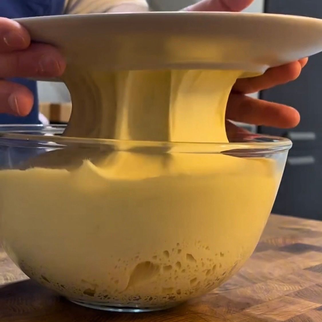 Impasto lievitato nella ciotola dopo 1 ora 